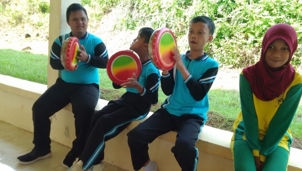 Pembelajaran Alat Musik Tradisonal di SLB Negeri Paleleh